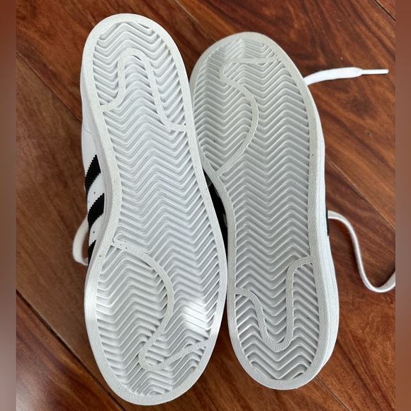 Adidas superstar size 5Y EUC - Picture 2 of 3